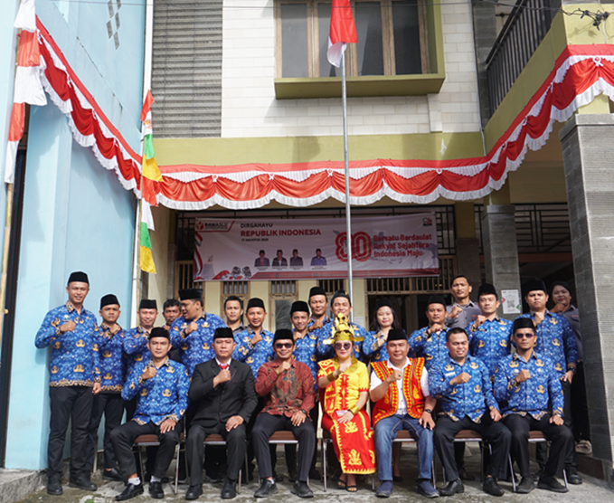 Foto Bersama Perayaan HUT Kemerdekaan Republik Indonesia yang Ke-80 di Lingkungan Bawaslu Kabupaten Nias Selatan, Teluk Dalam (Minggu, 17/08/2025)