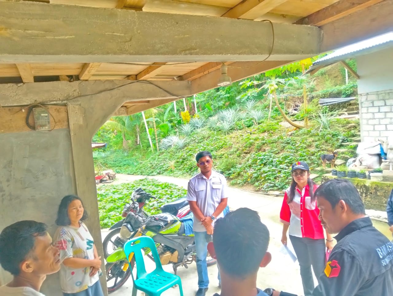 Foto Ketua Bawaslu Nias Selatan (Neli Pesta Hartati Zebua) dan Anggota/Kordiv HP2H (Yosua Buulolo) didampingi oleh Kasubbag Pengawasan dan Staf Sekretariat Bawaslu Nias Selatan beserta Aparat Desa sedang melakukan Uji Petik Pengawasan PDPB di Rumah Warga Desa Hiliofanaluo (Jumat, 08/08/2025)