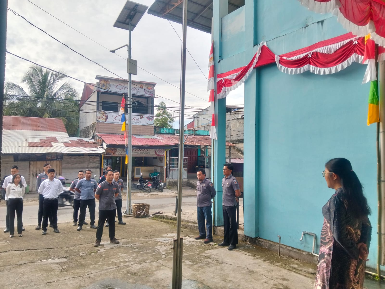 Foto: Pelaksanaan Apel Pagi di Halaman Kantor Bawaslu Kabupaten Nias Selatan, Teluk Dalam (Senin, 11/08/2025)