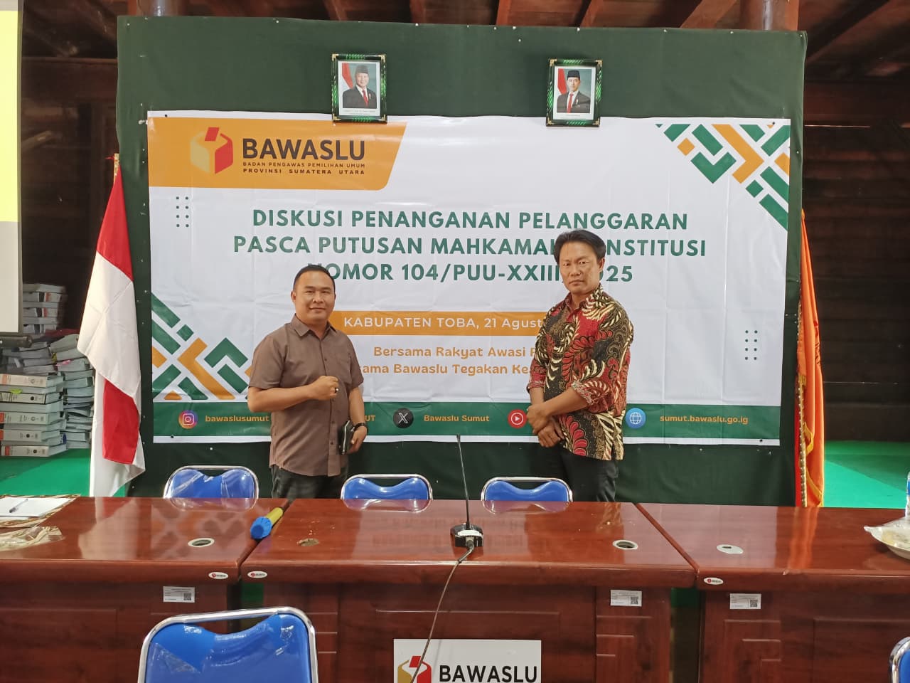 Foto: Anggota Bawaslu Kabupaten Nias Selatan (Romanus Halawa) bersama Staf mengikuti undangan Diskusi Penanganan Pelanggaran Pasca Putusan Mahkamah Konstitusi Nomor 104/PUU-XXIII/2025 yang diselenggarakan oleh Bawaslu Provinsi Sumatera Utara, Kamis (21/8/2025)
