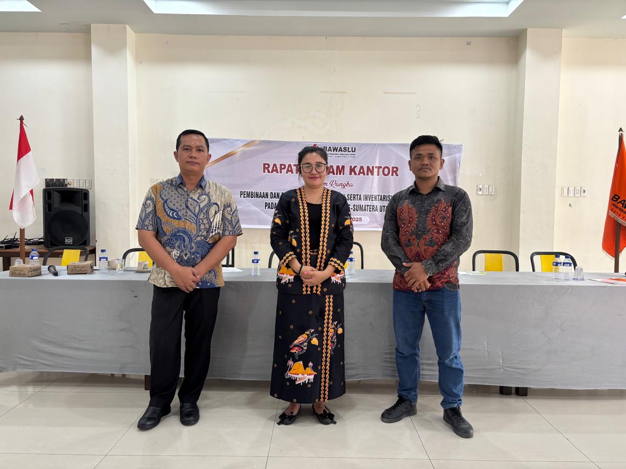 Foto: Ketua dan Kepala Sekretariat Bawaslu Kabupaten Nias Selatan didampingi oleh Staf pada rapat koordinasi dalam rangka pembinaan dan penguatan kelembagaan sekaligus inventarisasi permasalahan yang dilaksanakan di Kantor Bawaslu Kota Sibolga, (Selasa, 26/08/2025) 