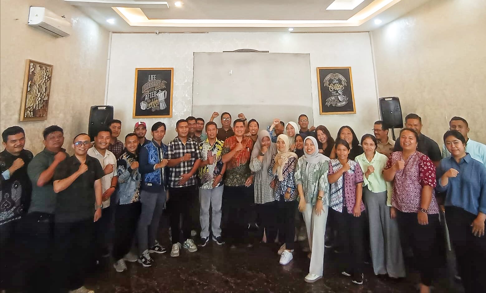 Foto: Anggota Bawaslu Provinsi Sumatera Utara (Suhadi Sukendar Situmorang) bersama Peserta Rapat Teknis Pengelolaan Data Pencegahan di Kantor Bawaslu Kabupaten Deli Serdang (Jumat, 29/08/2025.