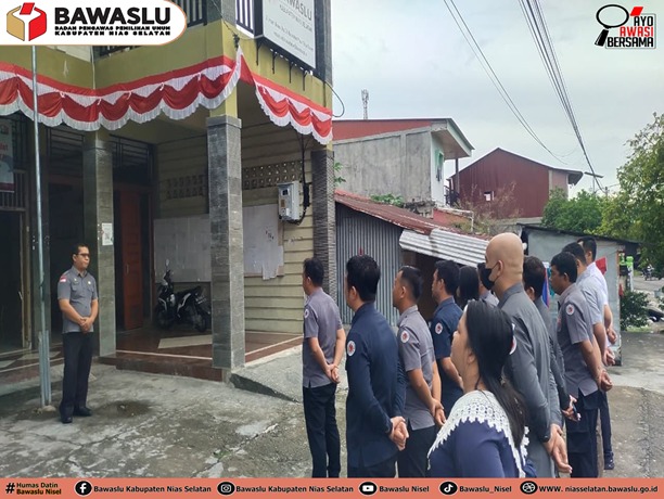 Foto: Pelaksanaan Apel Pagi yang di Pimpin Oleh Kepala Sekretariat Bawaslu Kabupaten Nias Selatan dan diikuti oleh Staf Sekretariat Bawaslu Nias Selatan, Senin, 01 September 2025