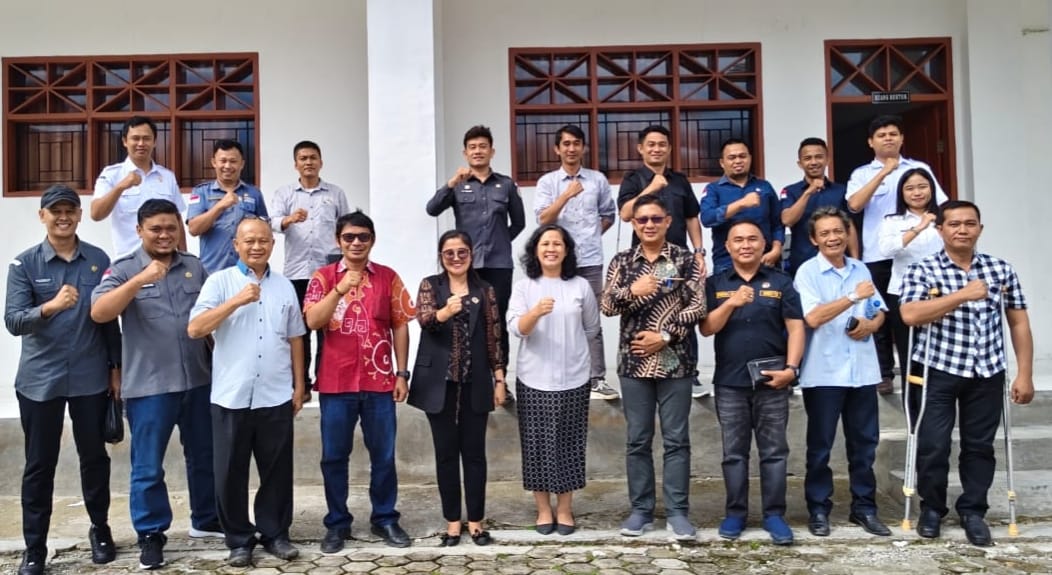 Foto: Ketua dan Anggota, Kepala Sekretariat, Kasubbag serta sejumlah staf sekretariat Bawaslu Kabupaten Nias Selatan Bersama pimpinan Uniraya, di antaranya Wakil Rektor I, Wakil Rektor III, Kabiro Kerja Sama, Kabiro Kemahasiswaan, Dekan Fakultas Hukum, serta Kaprodi Hukum Universitas Nias Raya, Uniraya (Selasa, 16/09/2025)
