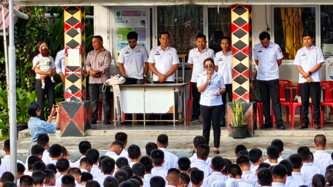 Foto: Bawaslu Kabupaten Nias Selatan melaksanakan apel pagi di SMA Negeri Teluk Dalam, (Rabu, 17/09/2025)