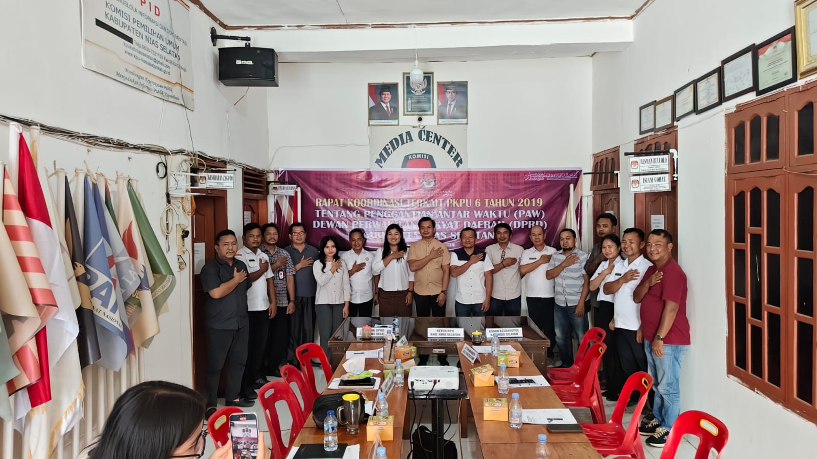 Foto:  Anggota Bawaslu Nisel Yosua Bu'ulolo beserta Kasubbag dan didapingi Staf Sekretariat Bawaslu Kabupaten Nias Selatan bersama Kimisioner dan Kasubbag KPU Nias Selatan, Kantor KPU Nisel (Rabu, 17/09/2025)