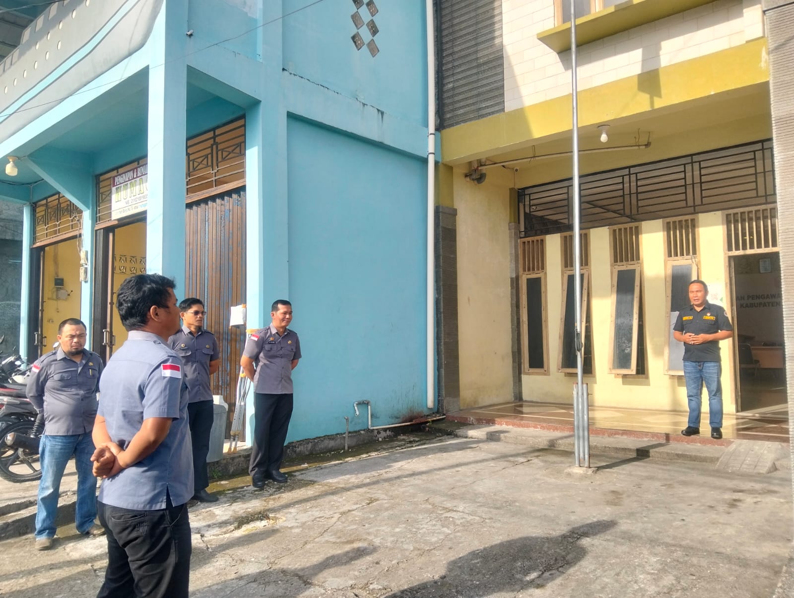 Foto: Pelaksanaan Apel Pagi di Halaman Kantor Bawaslu Kabupaten Nias Selatan - Senin, 27 Oktober 2025