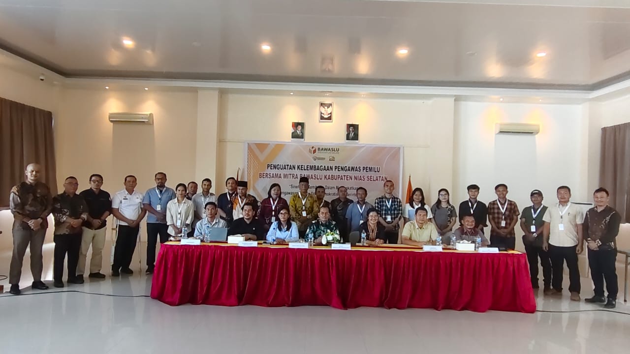 Foto: Pimpinan Bawaslu Kabupaten Nias Selatan, Forkopimda Nias Selatan dan Narasumber serta Para Peserta kegiatan Penguatan Kelembagaan Pengawas Pemilu, Luahagundre Maniamolo (Kamis, 30 Oktober 2025)