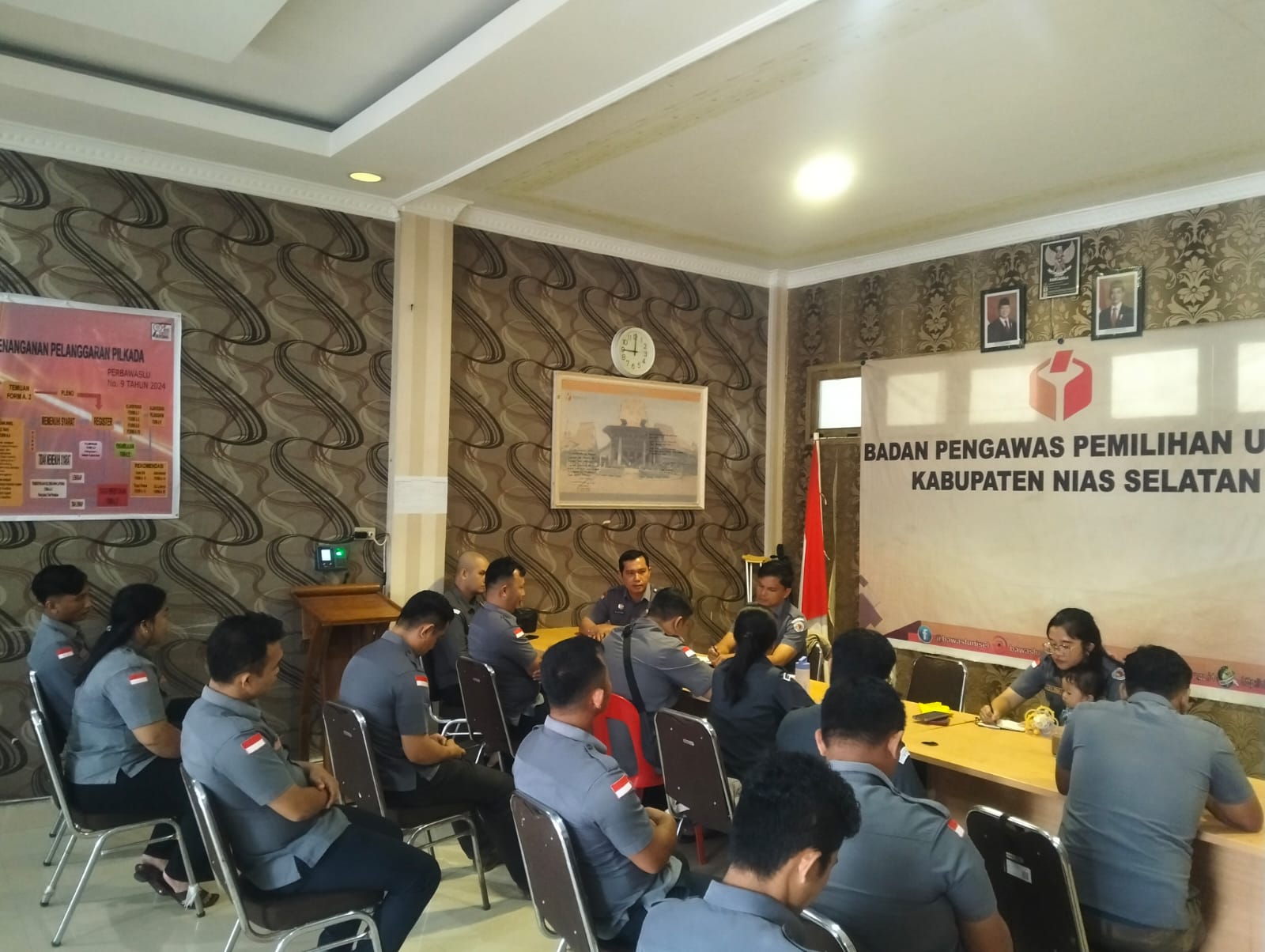Foto: Ketua, Kepala Sekretariat Bawaslu Kabupaten Nias Selatan serta Kasubbag dan Seluruh Staf Sekretariat Bawaslu Kabupaten Nias Selatan melaksanakan Rapat Rutin di ruang rapat Bawaslu Nias Selatan, (Senin 17/11/2025).
