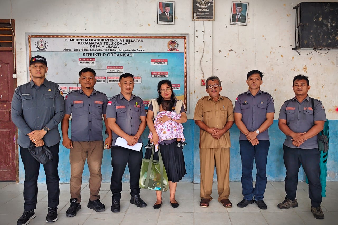 Foto: Ketua Bawaslu Kabupaten Nias Selatan bersama Kepala Desa Hililaza dan didampingi oleh Kasubbag Pengawasan dan Staf Sekretariat Bawaslu Nias Selatan pada Pelaksanakan Uji Petik Pemutakhiran Daftar Pemilih Berkelanjutan (PDPB) Triwulan IV di Desa Hililaza, Kecamatan Teluk Dalam, (Senin 16/11/2025).