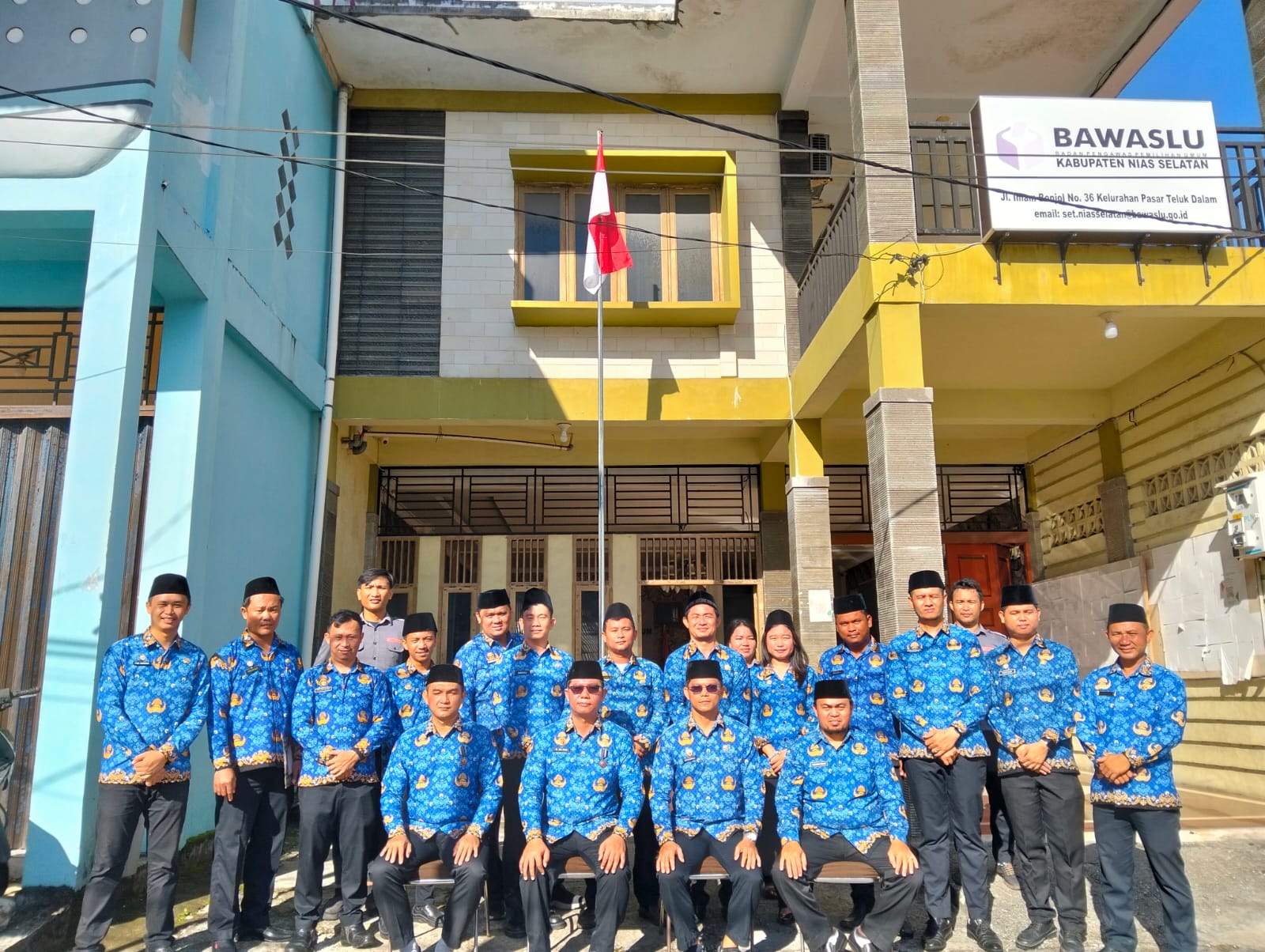 Foto: Kepala Sekretariat, Kasubbag dan Seluruh Staf Sekretariat Bawaslu Kabupaten Nias Selatan pada Upacara HUT KORPRI Ke-54 Tahun 2025 (Senin, 01/12/2025)