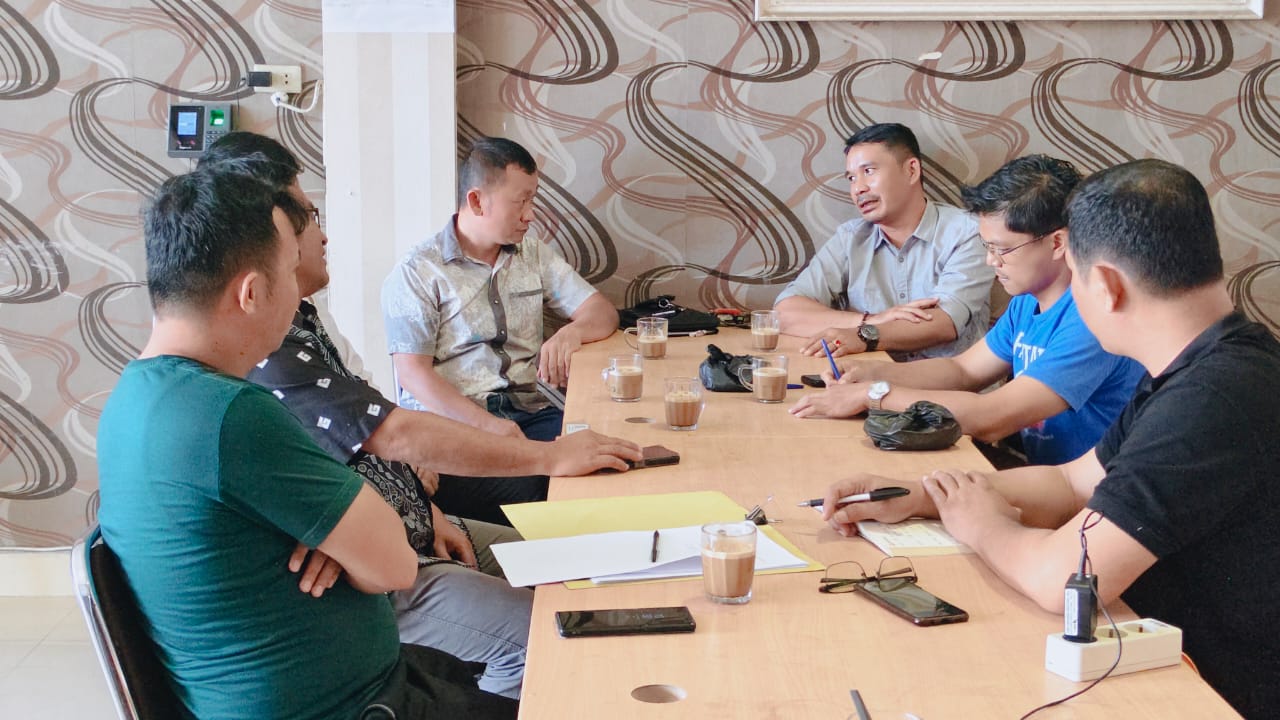 Foto: Anggota Bawaslu Kabupaten Nias Selatan Divisi HP2H (Yosua Buulolo) di dampingi oleh Kepala Sekretariat, Kasubbag Pengawasan dan Staf menerima kunjungan Anggota KPU Nias Selatan didampingi oleh Kasubbag Data dan Staf Sekretariat KPU Nias Selatan dalam rangka koordinasi terkait Penetapan Jadwal PDPB Triwulan ke-4 di kantor Bawaslu Kabupaten Nias Selatan (Jumat, 5/12/2025).