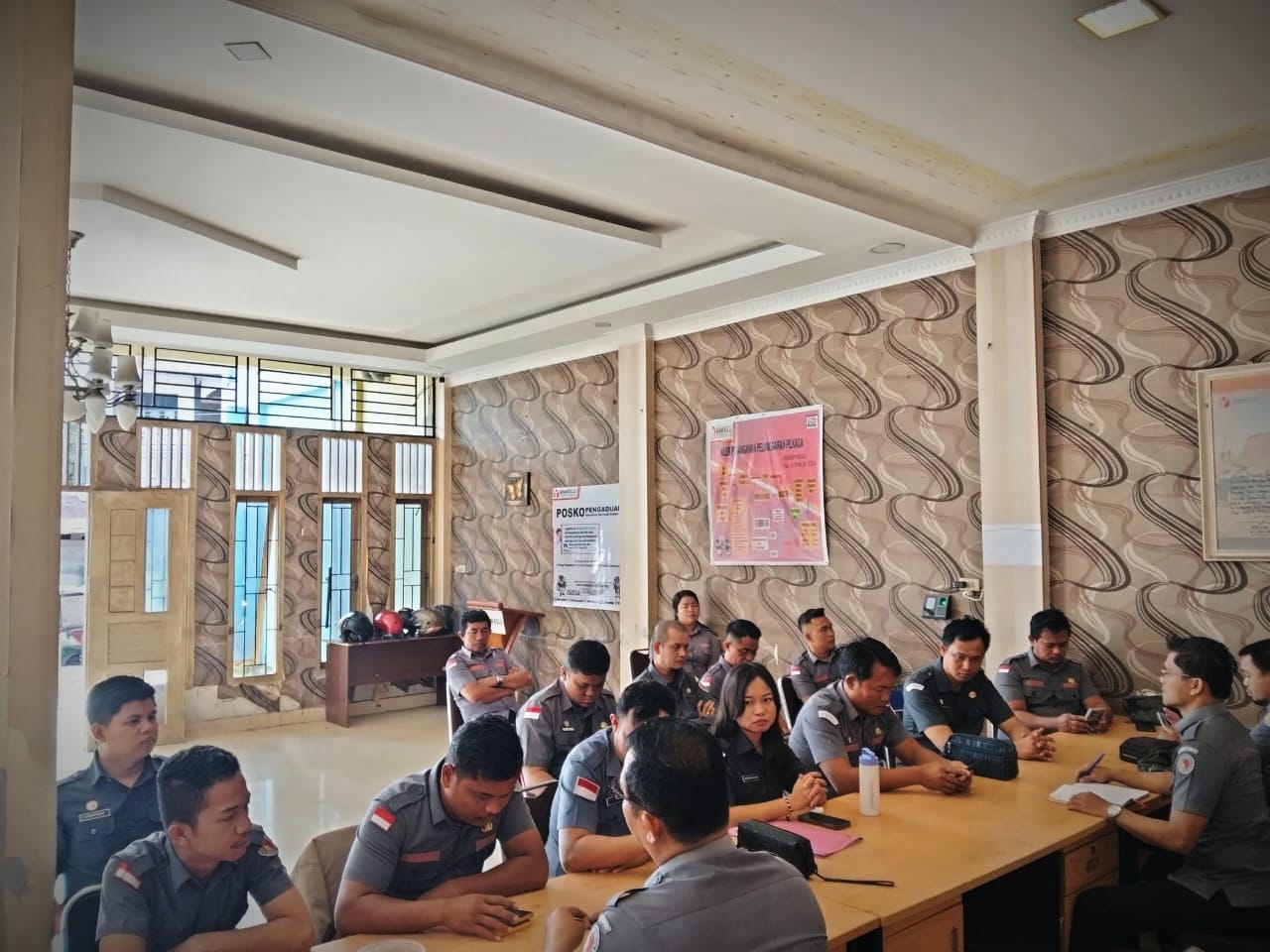 Foto: Rapat Rutin yang dipimpin oleh Kordiv HP2H (Yosua Buulolo) dihadiri oleh Kepala Sekretariat, Kasubbag dan seluruh Staf Sekretariat Bawaslu Kabupaten Nias Selatan (Senin, 8/12/2025)