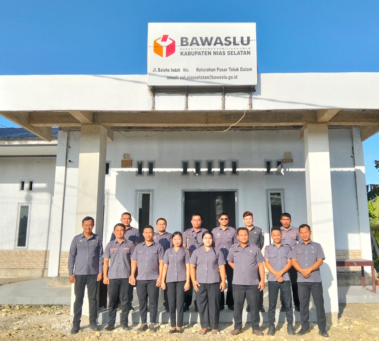 Foto: Pelaksanaan Apel Perdana pada Awal Tahun 2026 di Lingkungan Kantor Bawaslu Kabupaten Nias Selatan yang beralamat di Jalan Baloho Indah, Kelurahan Pasar Teluk Dalam (Senin, 05/01/2026)
