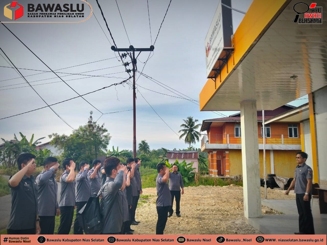 Foto: Kegiatan apel pagi dan rapat rutin kelembagaan di Kantor Bawaslu Kabupaten Nias Selatan yang beralamat di Jalan Baloho Indah, Kelurahan Pasar Teluk Dalam (Senin, 19/01/2026)