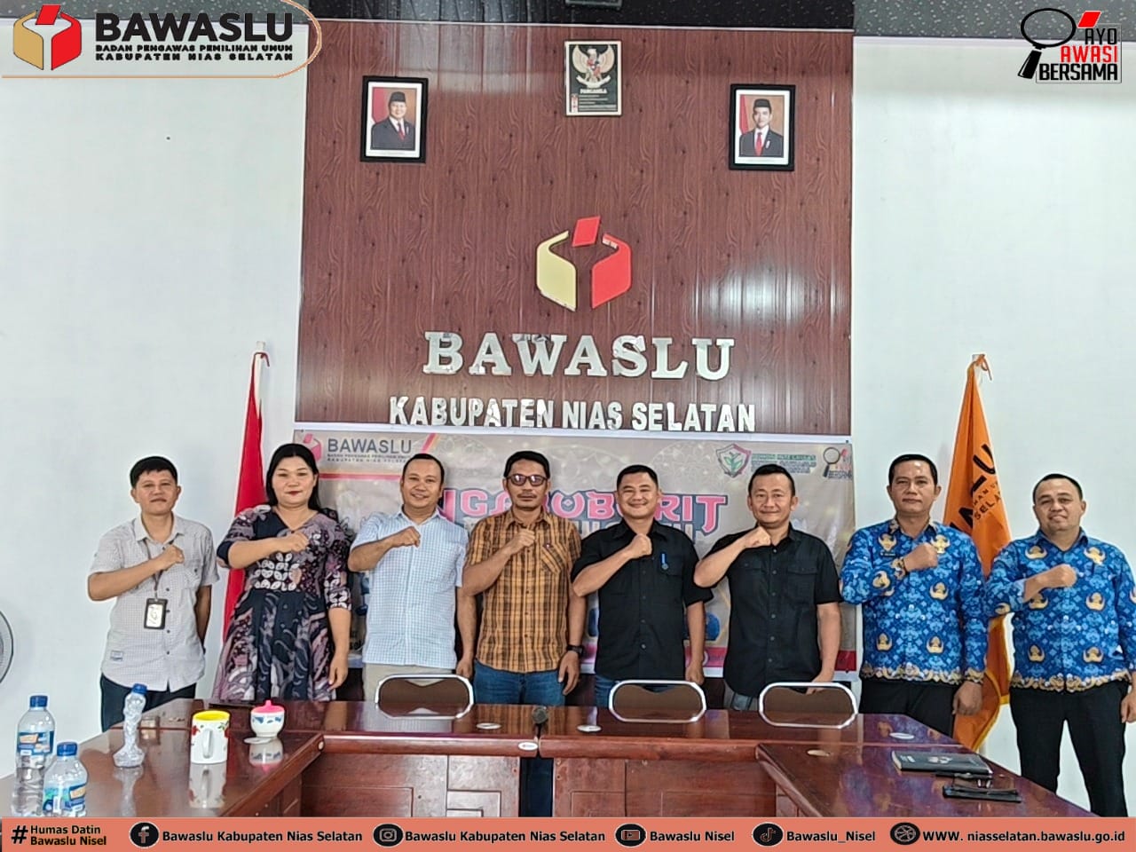 Foto: Anggota Bawaslu (Yosua Buulolo) koordinator Divisi HP2H didampingi Kepala Sekretariat, Kasubbag dan Staf Bawaslu Kab. Nias Selatan Bersama Ketua dan Anggota KPU Nias Selatan beserta Staf dalam rangka rapat koordinasi penyusunan dan persiapan penetapan Pemutakhiran Data Pemilih Berkelanjutan (PDPB) Tahun 2026 yang beralamat di Jalan Baloho Indah, Kelurahan Pasar Teluk Dalam (Kamis, 05/03/2026)