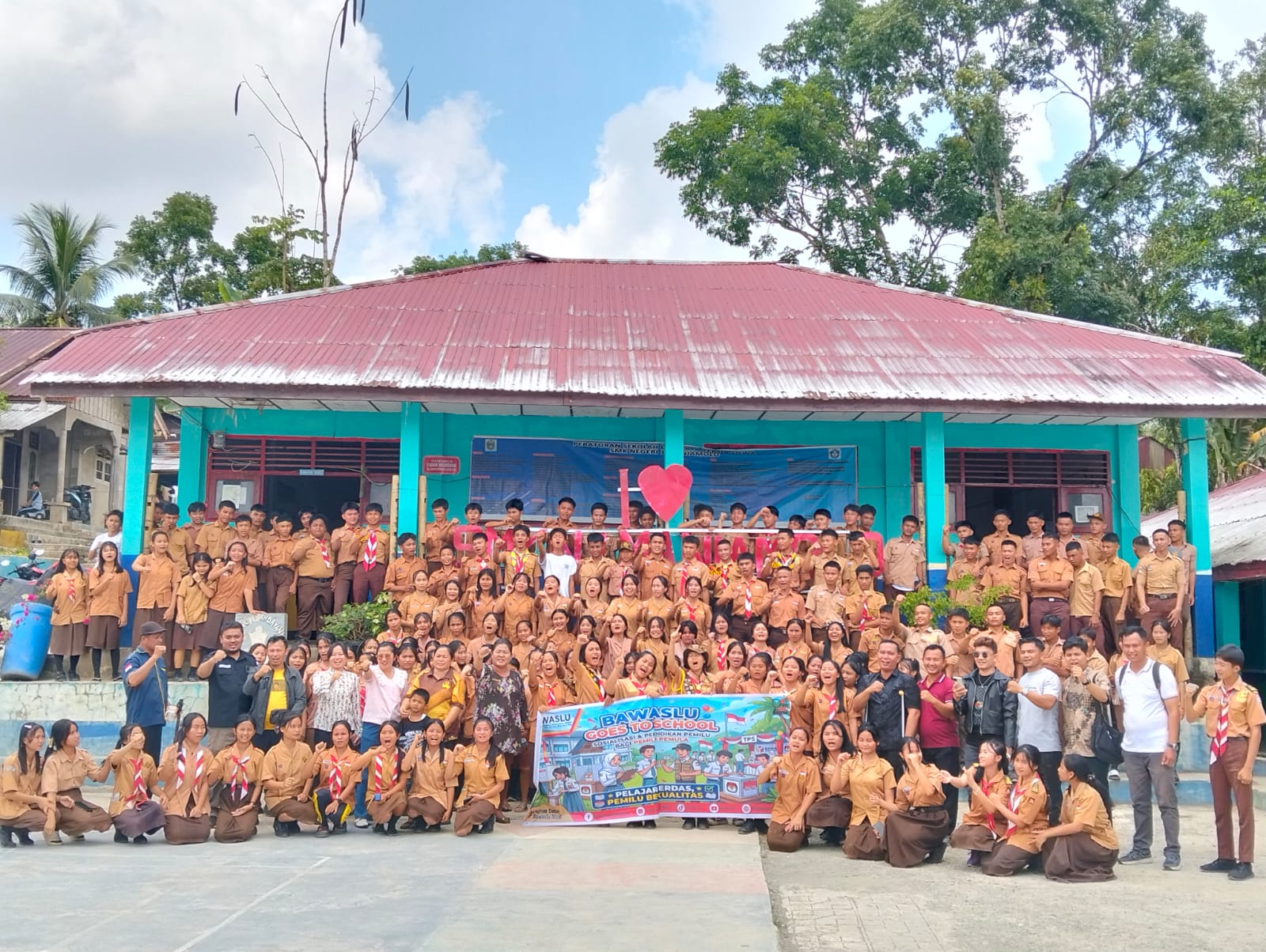Foto: Ketua Bawaslu Nias Selatan didampingi oleh Kepala Sekretariat, Kasubbag Pengawasan Pemilu serta Staf Bawaslu Kabupaten Nias Selatan bersama Guru-guru dan Siswa/i (Kelas XII) SMK Negeri 1 Maniamolo (13/03/2026)