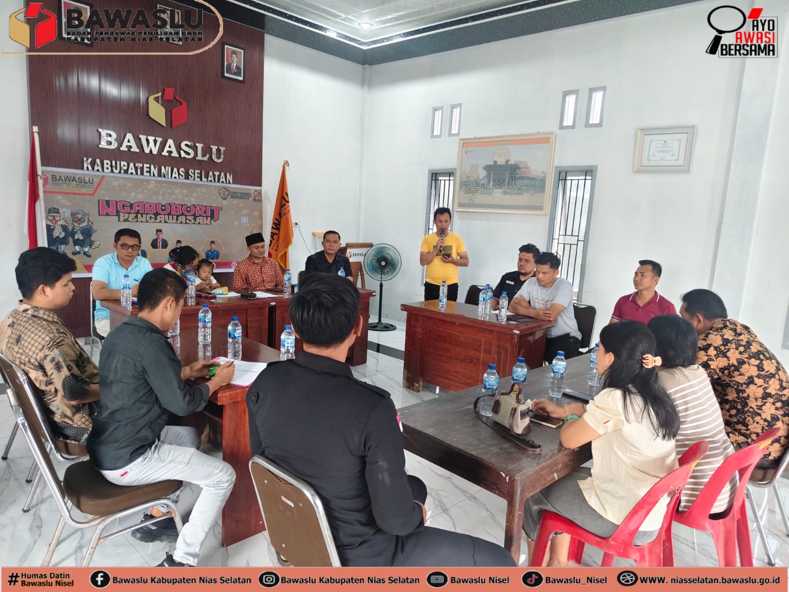 Foto: Pelaksanaan Ngabuburit bersama Majelis Ulama Indonesia (MUI) Kabupaten Nias Selatan, para pemerhati Pemilu, serta jajaran Sekretariat Bawaslu Kabupaten Nias Selatan, yang dilaksanakan di kantor Bawaslu Kabupaten Nias Selatan Jalan baloho Indah Kelurahan Pasar Teluk Dalam, (Jumat, 13/03/2026)