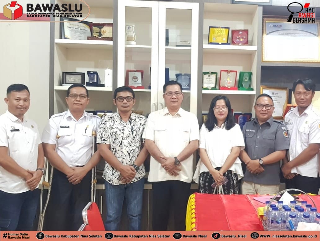 Foto: Ketua dan Anggota Bawaslu Nias Selatan didampingi oleh Kepala Sekretariat serta Staf bersama Bupati Nias Selatan dalam rangka menindaklanjuti dugaan pelanggaran netralitas Aparatur Sipil Negara (ASN) yang dilaksanakan di Kantor Bupati Nias Selatan beralamat Jl. Lagundri KM. 5, (Rabu, 08/04/2026)
