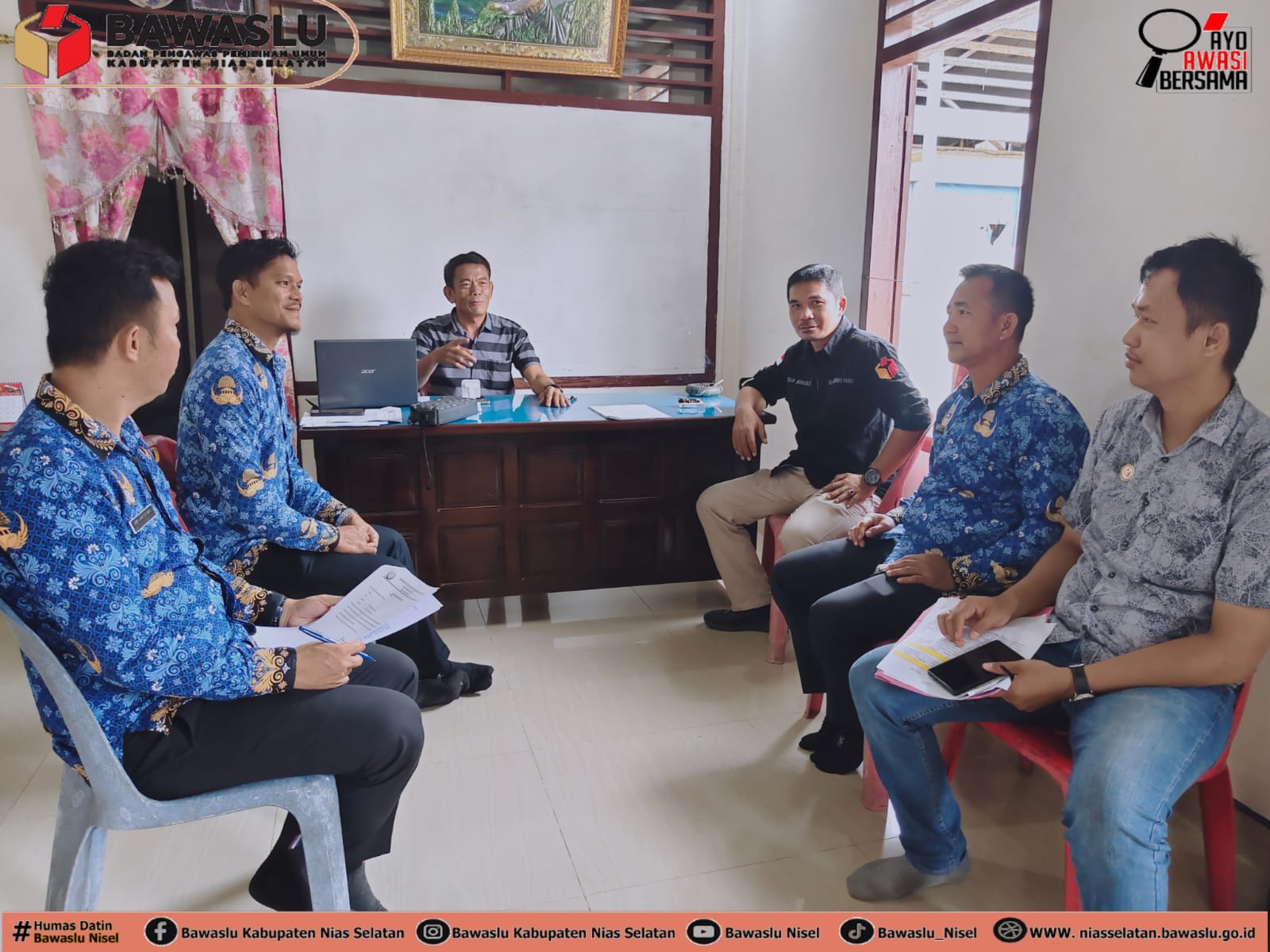 Foto: Anggota Bawaslu (Yosua Buulolo) didampingi oleh Kasubbag Pengawasan beserta Staf Sekretariat Bawaslu Kabupaten Nias Selatan bersama Kepala Desa Sondegeasi pada pelaksanakan kegiatan uji petik data pemilih, di Desa Sondregeasi Kecamatan Luahagundre Maniamolo (Kamis,7 /05/2026).