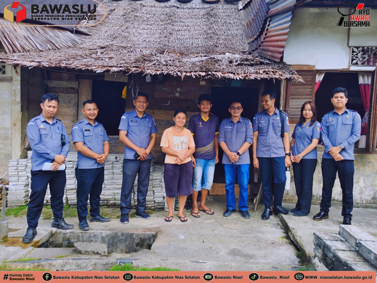 Foto : Ketua dan anggota Bawaslu Nias Selatan didampingi oleh Kasubbag Pengawasan Pemilu, Kasubbag Administrasi dan Staf Bawaslu Kabupaten Nias Selatan bersama Penduduk Desa Siwalawa pada kegiatan pengawasan Pemutakhiran Daftar Pemilih Berkelanjutan (PDPB) melalui metode uji petik (Senin, 6/7/2026).