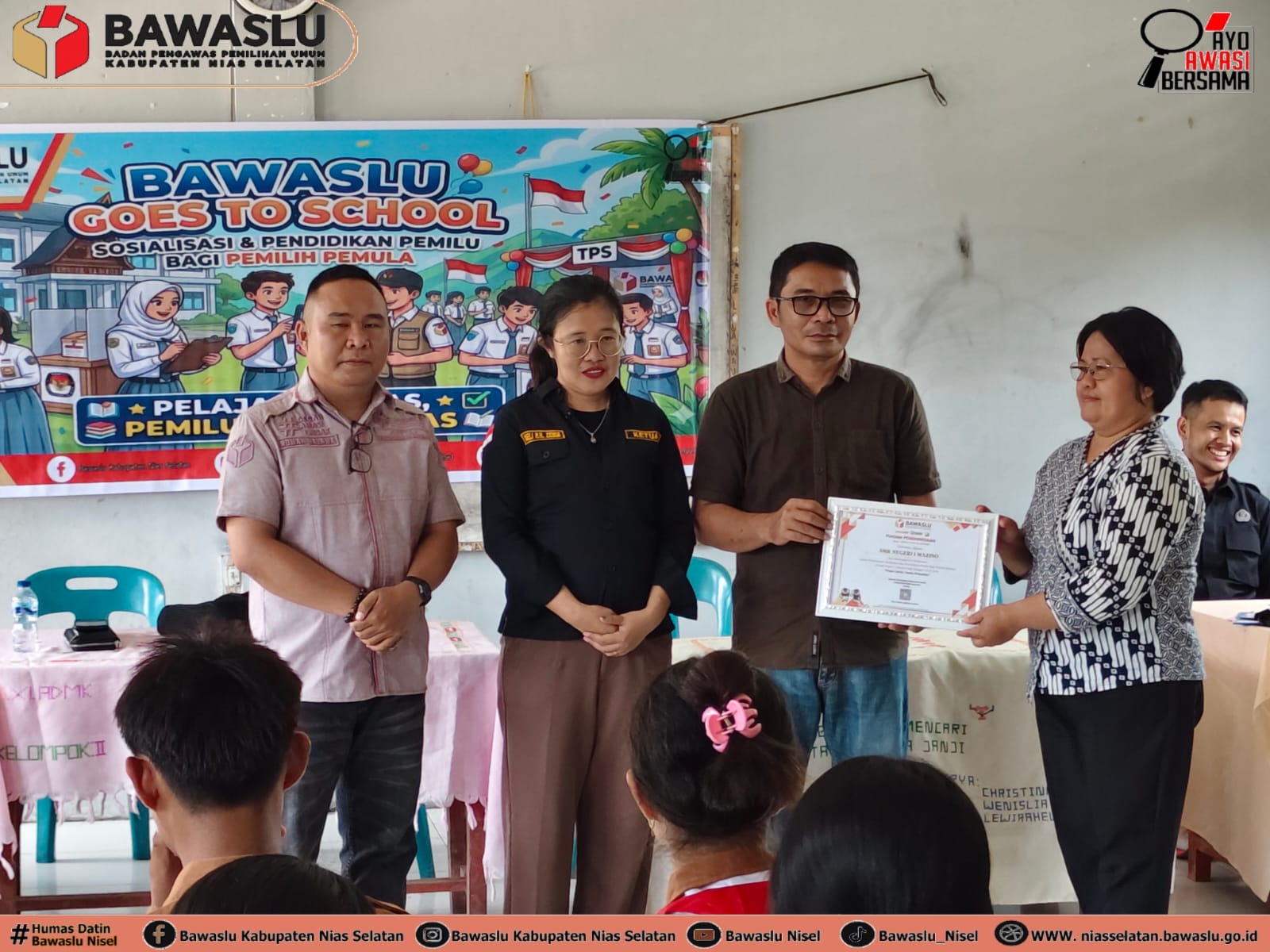 Foto: Penyerahan Piagam Penghargaan atas Dukungan dan Kerjasama dalam Pelaksanaan Sosialisasi dan Pendidikan Pemilu Bagi Pemilih Pemula Kepada Kepala Sekolah SMK Negeri 1 Mazino yang di serahkan lansung oleh Ketua dan Anggota Bawaslu Kabupaten Nias Selatan (Kamis, 30/07/2026)
