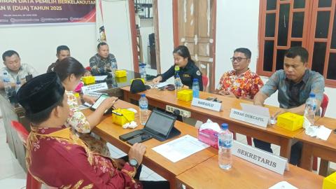 Ketua dan Anggota Bawaslu Nisel menghadiri Rapat Pleno Rekapitulasi PDPB TW II yang dilaksanakan di Kantor KPU Nisel (26/06/25)