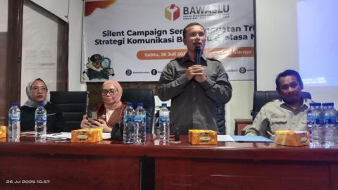 Foto Bersama Komisioner Bawaslu Provinsi Sumatera Utara, Saut Boangmanalu, Narasumber dan Kabbag Humas dan Datin Heli Herlinda pada Kegiatan pelatihan bertajuk Silent Campaign serta Penguatan Trust Publik: Strategi Komunikasi Bawaslu di Masa Non-Tahapan (Sabtu, 26/07/2025)
