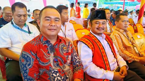 Foto Bersama Anggota Bawaslu Kab. Nias Selatan bersama Ketua KPU Nias Selatan Pada HUT Kabupaten Nias Selatan di Lapangan Orurusan, ( Senin, 28/07/2025)