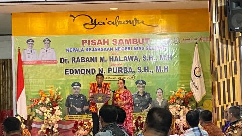 Foto Kajari Nias Selatan Bapak Edmond N. Purba, S.H., M.H bersama dengan Ibu (Senin, 28/07/2025)