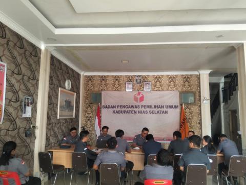 Rapat Rutin Evaluasi Kinerja Bawaslu Nias Selatan