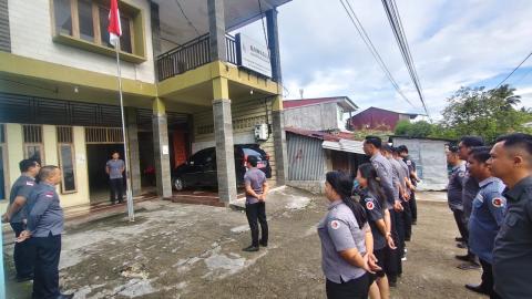 Foto: Pelaksanaan Apel Pagi dilingkungan Kantor Bawaslu Kabupaten Nias Selatan, (senin, 15/12/2025)