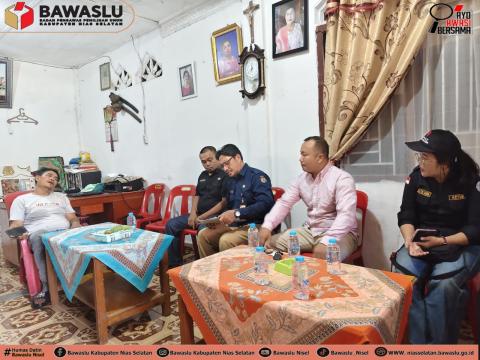 Foto: Ketua didampingi oleh Kasubbag dan Staf Sekretariat Bawaslu Kabupaten Nias Selatan melakukan pengawasan pelaksanaan pencocokan dan penelitian terbatas (coklit terbatas) yang dilaksanakan oleh KPU Kabupaten Nias Selatan (Selasa, 5/05/2026).