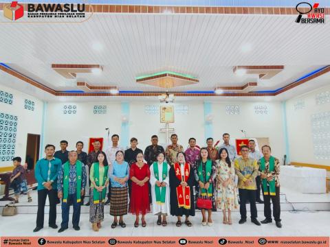 Foto: Anggota Bawaslu (Yosua Buulolo) didampingi Kasubbag beserta Staf bersama Pendata dan Jemaat Gereja BKPN Hiliofonaluo pada pelayanan dan partisipasi dalam kegiatan keagamaan, di Gereja BKPN Hiliofanaluo Kecamatan Fanayama (minggu, 31/05/2026)