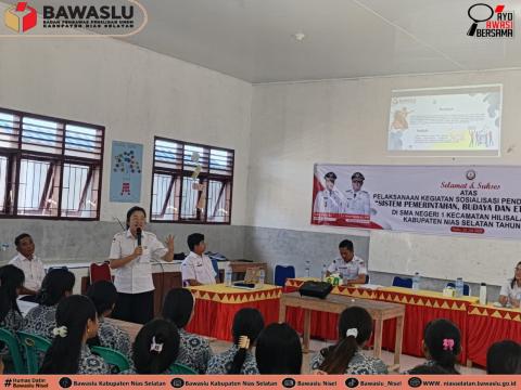 Foto: Ketua Bawaslu Kabupaten Nias Selatan (Neli Pesta Hartati Zebua) Memaparkan Materi Sosialisasi Pendidikan Politik Tahun 2026 yang diselenggarakan oleh Badan Kesatuan Bangsa dan Politik (Kesbangpol) Kabupaten Nias Selatan di SMA Negeri 1 Hilisalawa'ahe, (Rabu, 22/7/2026).