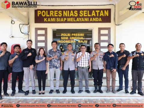 Foto: Anggota Bawaslu Kabupaten Nias Selatan Yosua Buulolo (Kordiv HP2H) di dampingi oleh Kasubbag administrasi, Kasubbag Hukum, Humas dan Datin serta Staf bersama Kapolres Nias Selatan AKBP Alfian Tri Permadi, S.I.K., M.H. didampingi oleh Kasat Intelkam AKP Yafao Niasman Lase, S.I.P dan Kabag OPS AKP Bruno Harefa (Kamis, 04/08/2026)