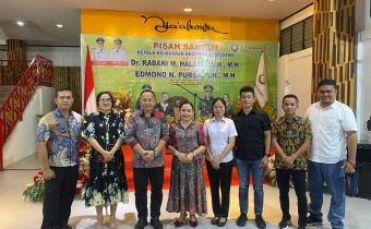 Foto Bersama Ketua Bawaslu Nias Selatan, Kepala Sekretariat Bawaslu Nias Selatan didampingi Staf Sekretariat bersama Bapak Dr. Rabani Halawa, S.H., M.H. (Senin, 28/07/2025)