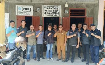 Foto Bersama Ketua, Kepala Sekretariat, Kasubbag beserta Staf Bawaslu Kabupaten Nias Selatan bersama Kepala Desa dalam pelaksanaan Uji Petik Pemutakhiran Daftar Pemilih Berkelanjutan (PDPB) di Desa Hiliametaluo Kecamatan Toma, (Selasa, 29/07/2025)