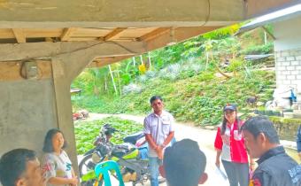 Foto Ketua Bawaslu Nias Selatan (Neli Pesta Hartati Zebua) dan Anggota/Kordiv HP2H (Yosua Buulolo) didampingi oleh Kasubbag Pengawasan dan Staf Sekretariat Bawaslu Nias Selatan beserta Aparat Desa sedang melakukan Uji Petik Pengawasan PDPB di Rumah Warga Desa Hiliofanaluo (Jumat, 08/08/2025)