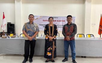 Foto: Ketua dan Kepala Sekretariat Bawaslu Kabupaten Nias Selatan didampingi oleh Staf pada rapat koordinasi dalam rangka pembinaan dan penguatan kelembagaan sekaligus inventarisasi permasalahan yang dilaksanakan di Kantor Bawaslu Kota Sibolga, (Selasa, 26/08/2025) 