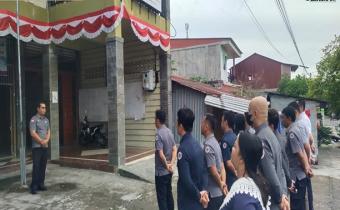 Foto: Pelaksanaan Apel Pagi yang di Pimpin Oleh Kepala Sekretariat Bawaslu Kabupaten Nias Selatan dan diikuti oleh Staf Sekretariat Bawaslu Nias Selatan, Senin, 01 September 2025