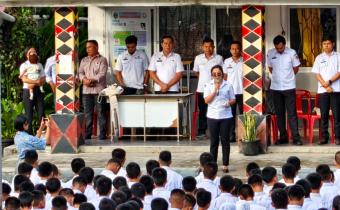 Foto: Bawaslu Kabupaten Nias Selatan melaksanakan apel pagi di SMA Negeri Teluk Dalam, (Rabu, 17/09/2025)