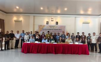 Foto: Pimpinan Bawaslu Kabupaten Nias Selatan, Forkopimda Nias Selatan dan Narasumber serta Para Peserta kegiatan Penguatan Kelembagaan Pengawas Pemilu, Luahagundre Maniamolo (Kamis, 30 Oktober 2025)