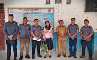 Foto: Ketua Bawaslu Kabupaten Nias Selatan bersama Kepala Desa Hililaza dan didampingi oleh Kasubbag Pengawasan dan Staf Sekretariat Bawaslu Nias Selatan pada Pelaksanakan Uji Petik Pemutakhiran Daftar Pemilih Berkelanjutan (PDPB) Triwulan IV di Desa Hililaza, Kecamatan Teluk Dalam, (Senin 16/11/2025).