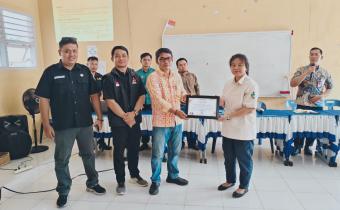 Foto: Penyerahan Piagam oleh Kordiv HP2H (Yosua Buulolo) kepada Guru SMK Negeri 2 Dharma Caraka Teluk Dalam atas Pelaksanaan Kegiatan Sosialisasi Pemilih Pemula, (Kamis, 20/11/2025).