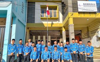 Foto: Kepala Sekretariat, Kasubbag dan Seluruh Staf Sekretariat Bawaslu Kabupaten Nias Selatan pada Upacara HUT KORPRI Ke-54 Tahun 2025 (Senin, 01/12/2025)