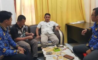 Foto: Anggota Bawaslu Kabupaten Nias Selatan (Yosua Buulolo) didampingi oleh Kasubbag Pengawasan bersama Anggota KPU Nias Selatan (Senin, 01/12/2025)