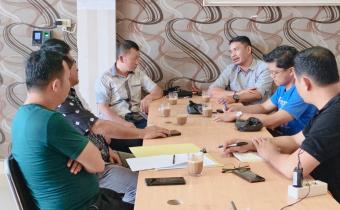 Foto: Anggota Bawaslu Kabupaten Nias Selatan Divisi HP2H (Yosua Buulolo) di dampingi oleh Kepala Sekretariat, Kasubbag Pengawasan dan Staf menerima kunjungan Anggota KPU Nias Selatan didampingi oleh Kasubbag Data dan Staf Sekretariat KPU Nias Selatan dalam rangka koordinasi terkait Penetapan Jadwal PDPB Triwulan ke-4 di kantor Bawaslu Kabupaten Nias Selatan (Jumat, 5/12/2025).