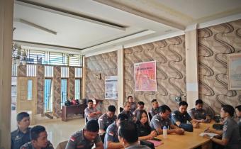 Foto: Rapat Rutin yang dipimpin oleh Kordiv HP2H (Yosua Buulolo) dihadiri oleh Kepala Sekretariat, Kasubbag dan seluruh Staf Sekretariat Bawaslu Kabupaten Nias Selatan (Senin, 8/12/2025)