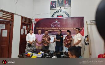 Foto: pengawasan pelaksanaan Rapat Pleno Pemutakhiran Data Pemilih Berkelanjutan (PDPB) Triwulan IV Tahun 2025 yang digelar oleh KPU Kabupaten Nias Selatan di kantor KPU Nias Selatan dihadiri langsung Anggota Bawaslu Nias Selatan (Yosua Buulolo) selaku Koordinator Divisi HP2H didampingi oleh Kasubbag Pengawasan Pemilu (Kristian Bawaslu, S.E)., Kasubbag P3S (Aluizisökhi Tafona’ö), serta beberapa staf sekretariat Bawaslu Nias Selatan (Senin, 8/12/2025)